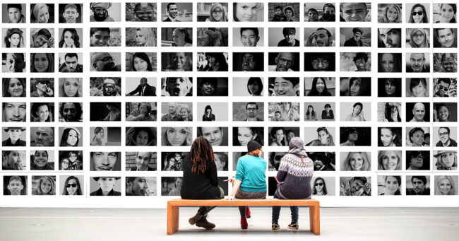 tres personas viendo muchos retratos. Símil de selección de una muestra. cuántas encuestas debo hacer.